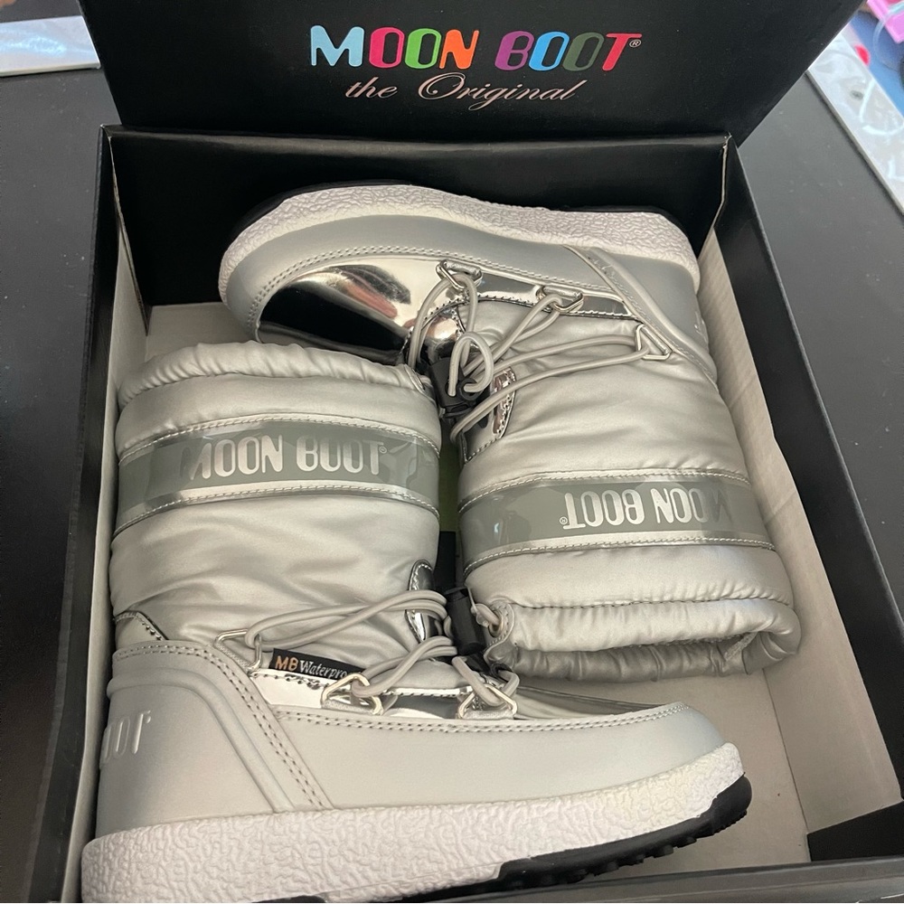 Moon Boots Brand New in Box - Picture 8 of 9